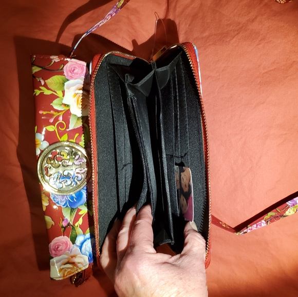 Patent shine man made crssbdy wallet floral bright - Picture 2 of 8